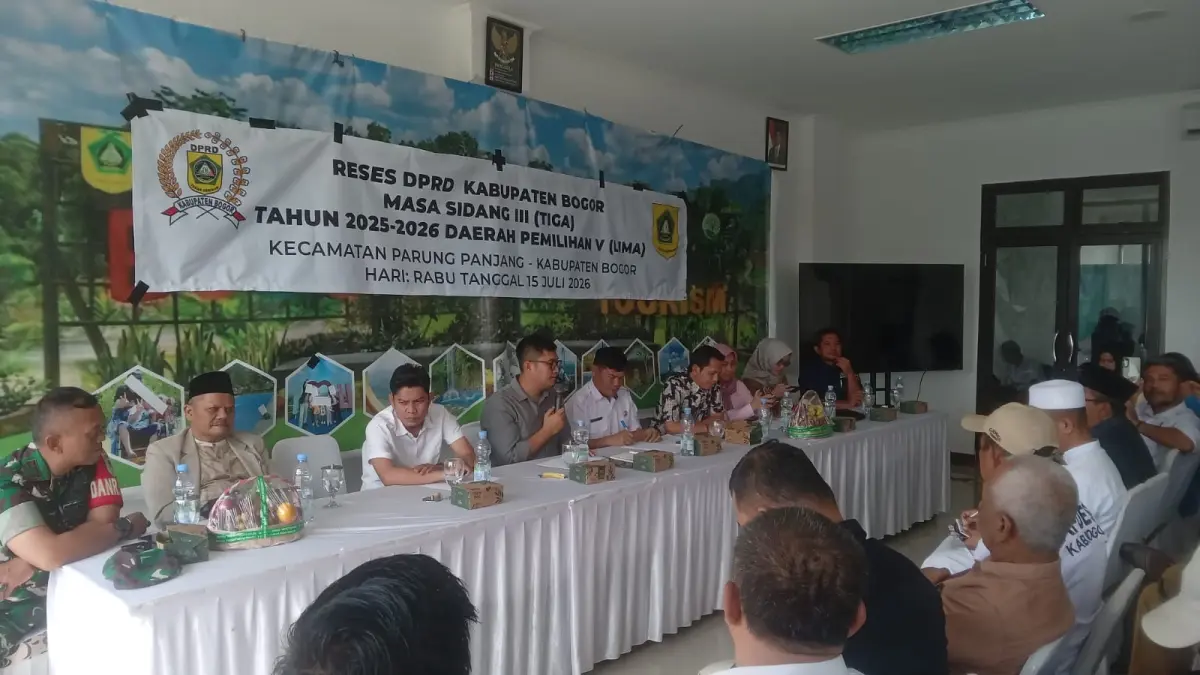 Ketua DPRD Kabupaten Bogor Sastra Winara bersama jajaran anggota DPRD Dapil V saat memimpin reses masa sidang III di Kantor Kecamatan Parung Panjang. (Dok. Sastra Winara)