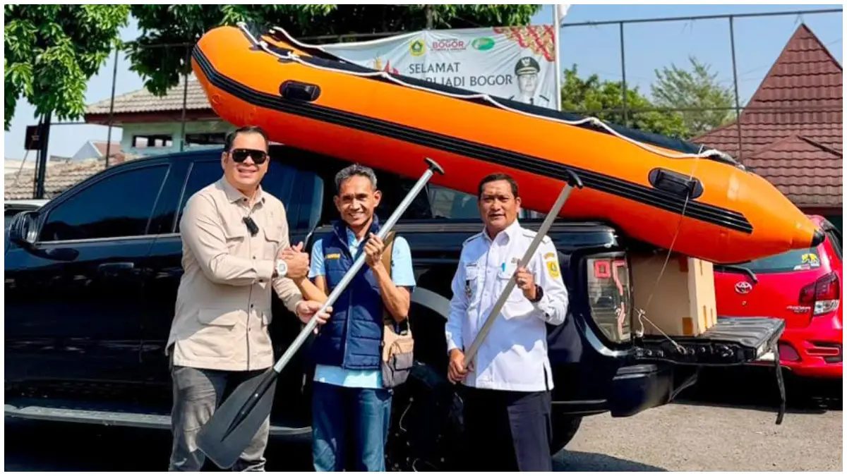 Ketua Komisi I DPRD Kabupaten Bogor, M Irvan Maulana saat memberikan perahu karet. (Foto : Dok Pribadi)