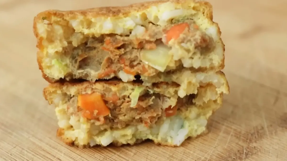 Martabak nasi ayam kecap. (Foto: YouTube Devina Hermawan)