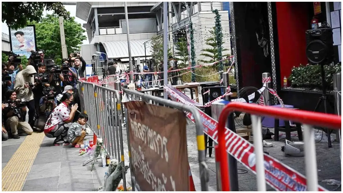 Masyarakat memberikan penghormatan terakhir kepada para korban kebakaran di Bar Rong Beer Na Lat Phrao Bangkok pada 14 Juli 2026.&nbsp;(Foto: &nbsp;FAP)