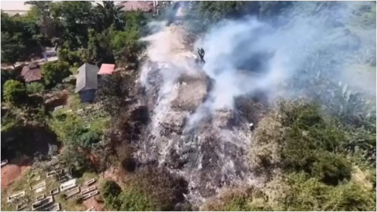 Pembakaran TPS Ilegal di Desa Cikeas Udik, Kecamatan Gunung Putri, Kabupaten Bogor. (Dok. Warga)