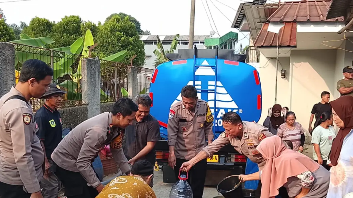 Polsek Babakan Madang mendistribusikan air bersih di Desa Cijayanti, Kecamatan Babakan Madang, Kabupaten Bogor, Rabu, 15 Juli 2026. (Dok. Polsek Babakan Madang)