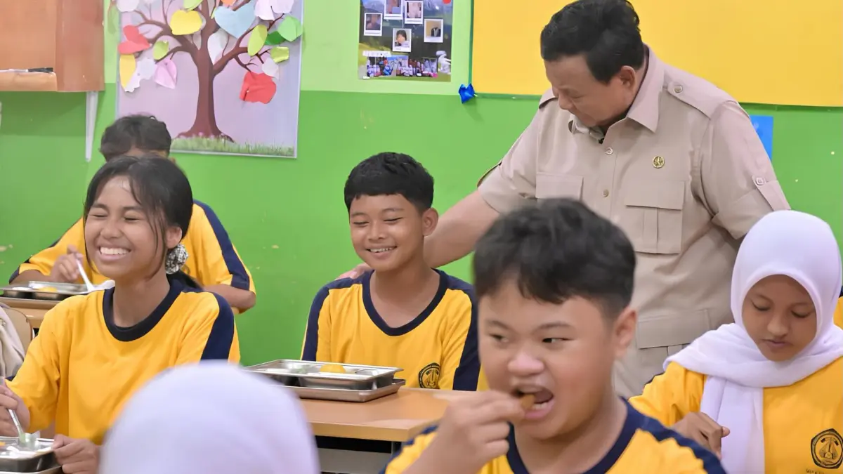 Presiden Prabowo Subianto meninjau pelajar yang menerima MBG. Foto: Instagram