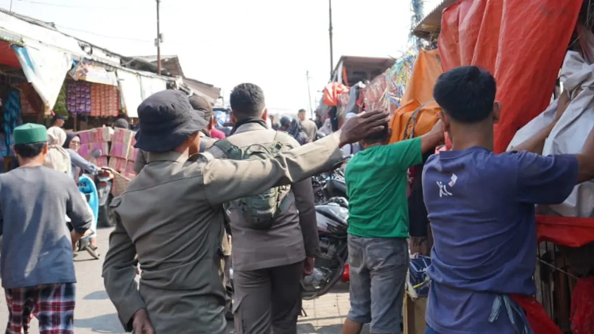 Satpol PP saat menertibkan PKL di Jalan Pasar Citeureup, Kecamatan Citeureup, Kabupaten Bogor. (Dok. Satpol PP Kabupaten Bogor)