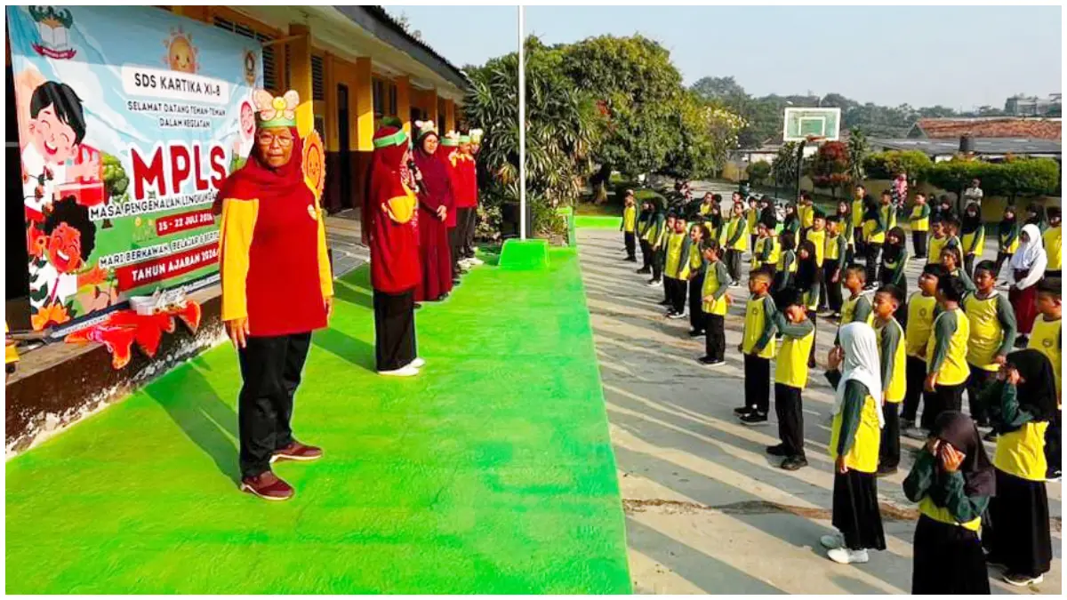 Sejumlah peserta didik baru saat mengikuti MPLS hari pertama di SDS Kartika XI-8 Cibinong. (Foto : Billy/Radar Bogor)
