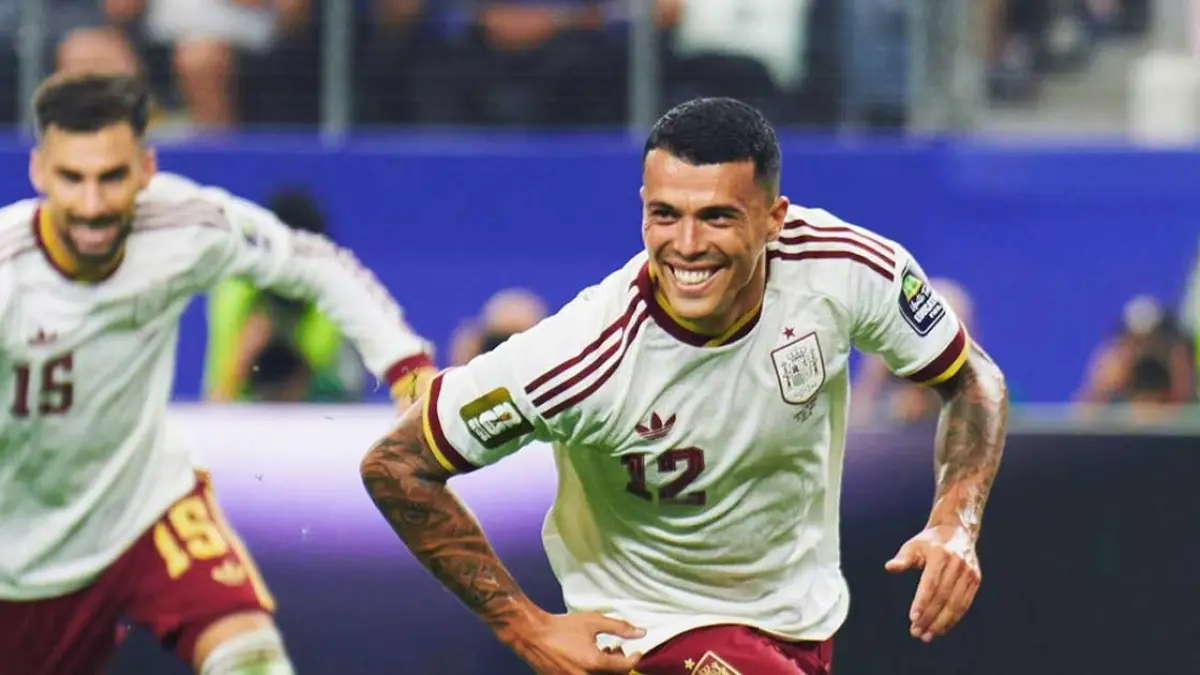 Selebrasi pemain Spanyol Pedro Porro usai mencetak gol ke gawang Prancis.
