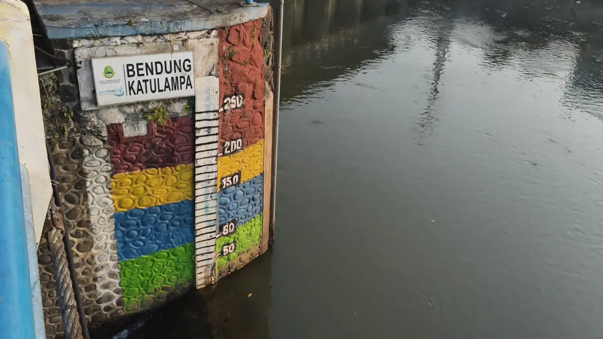 Tinggi muka air Bendung Katulampa menyentuh 0 centimeter, Rabu, 15 Juli 2026. Surutnya debit Ciliwung membuat bebatuan dasar sungai terlihat jelas. (Fikri/Radar Bogor)