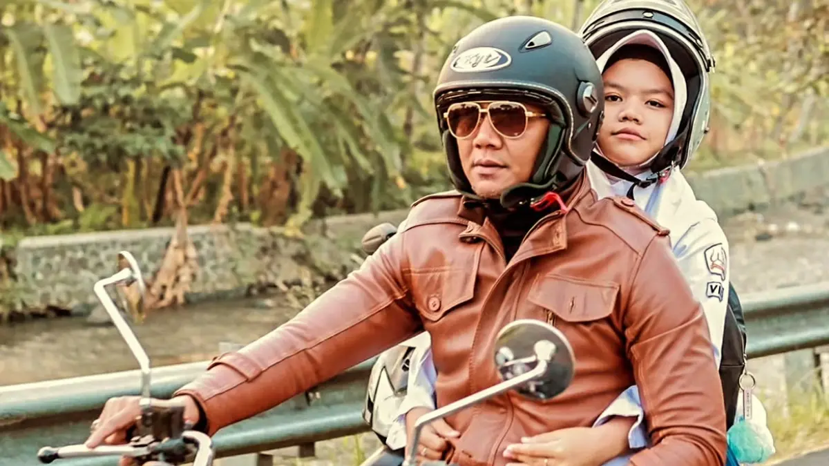 Wakil Wali Kota Bogor, Jenal Mutaqin mengantar anaknya ke sekolah, Rabu 15 Juli 2026. (Instagram @jenalmutaqin_17)
