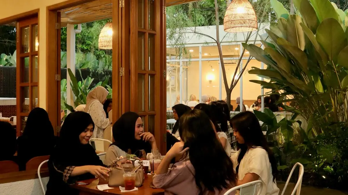Warung Hagia menghadirkan atmosfer yang sejuk dengan desain yang didominasi elemen alam. Foto: Instagram