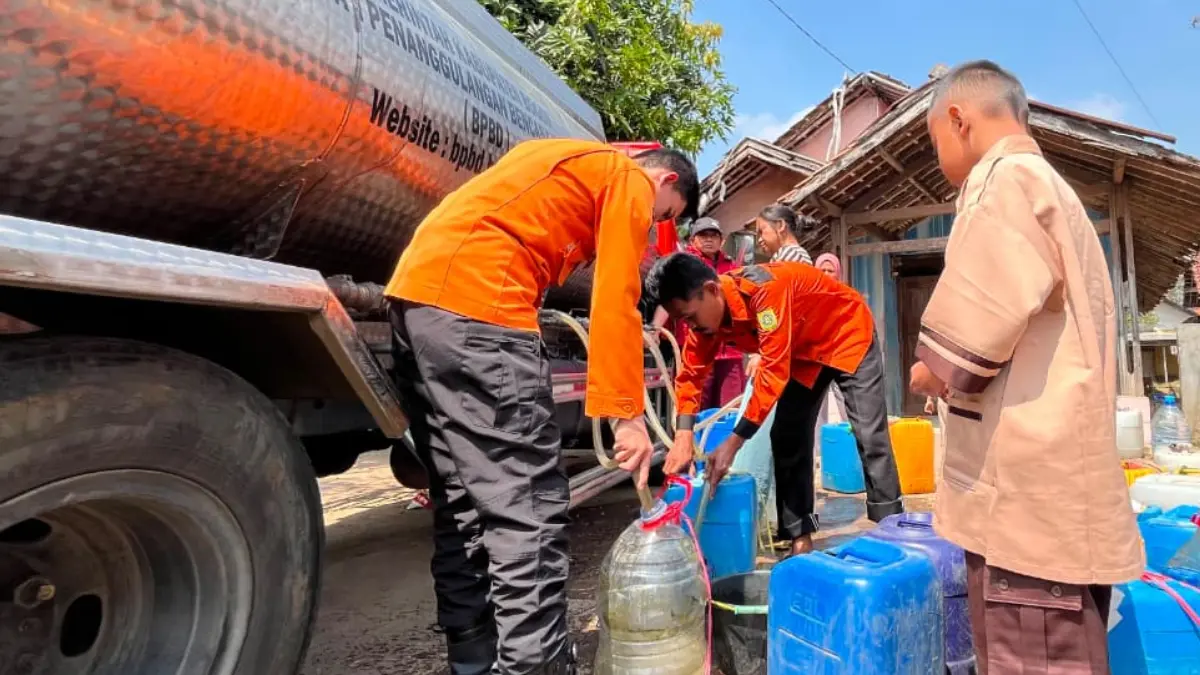 BPBD Kabupaten Bogor saat menyalurkan air bersih di Kecamatan Tanjungsari. (Dok. BPBD Kabupaten Bogor)