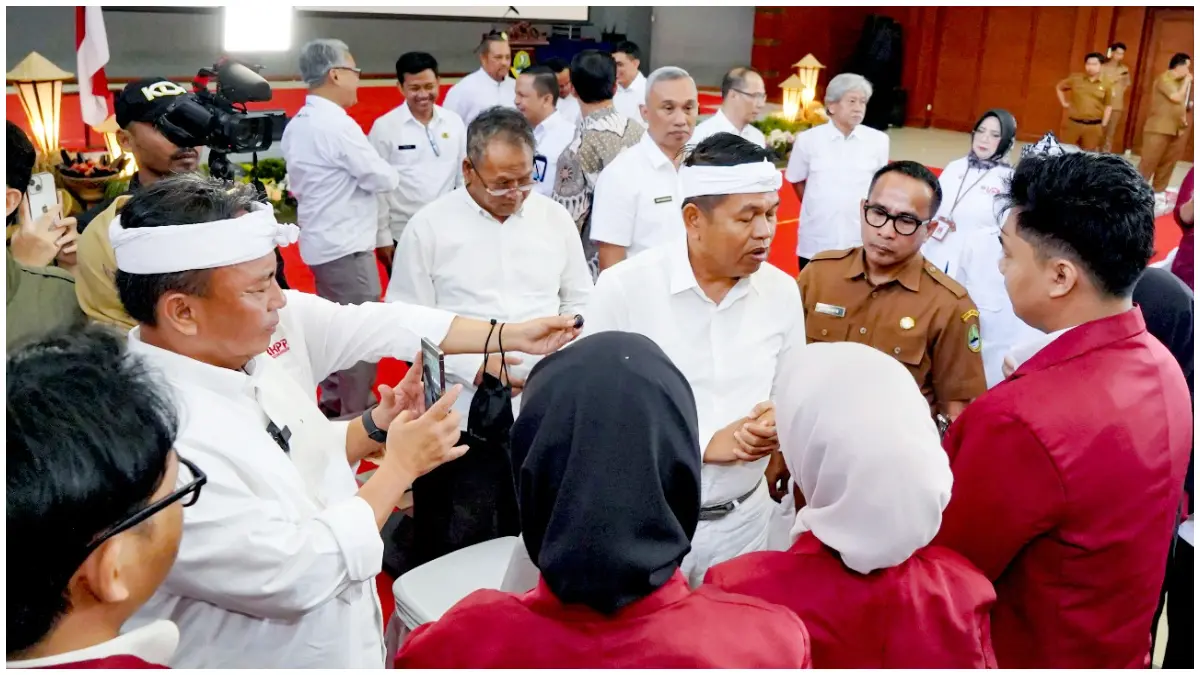 Gubernur Jawa Barat Dedi Mulyadi bersama mahasiswa UPI yang akan diterjunkan ke berbagai sekolah di Jabar.