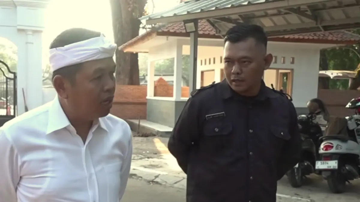 Gubernur Jawa Barat, KDM (kiri) menegur petugas keamanan SMAN 2 Subang. (KANG DEDI MULYADI CHANNEL)