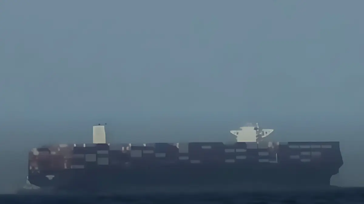 Kapal Tanker melintasi selat Hormuz.