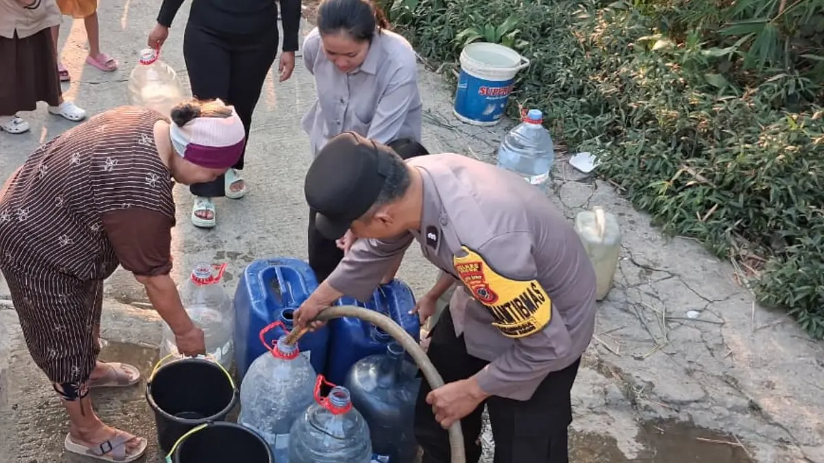Polsek Babakan Madang saat menyalurkan air bersih di Desa Bojong Koneng, Kecamatan Babakan Madang, Kabupaten Bogor Kamis, 16 Juli 2026. (Muhammad Ali/Radar Bogor)