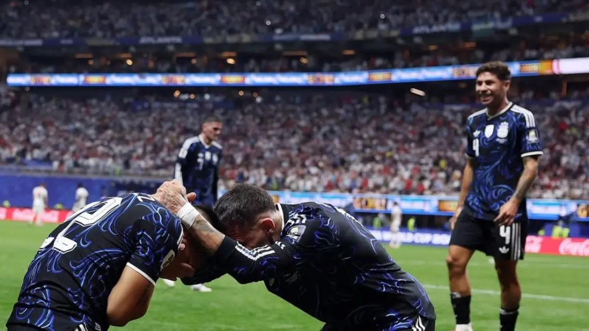 Selebrasi pemain Argentina usai mencetak gol ke gawang Inggris.