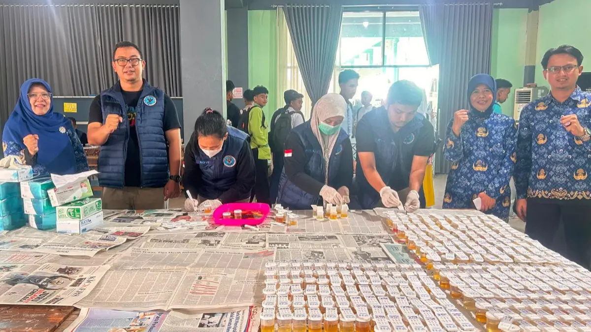 BNN Kabupaten Bogor bersama MAN 1 Bogor saat menggelar tes urine siswa. (Dok. BNN Kabupaten Bogor)