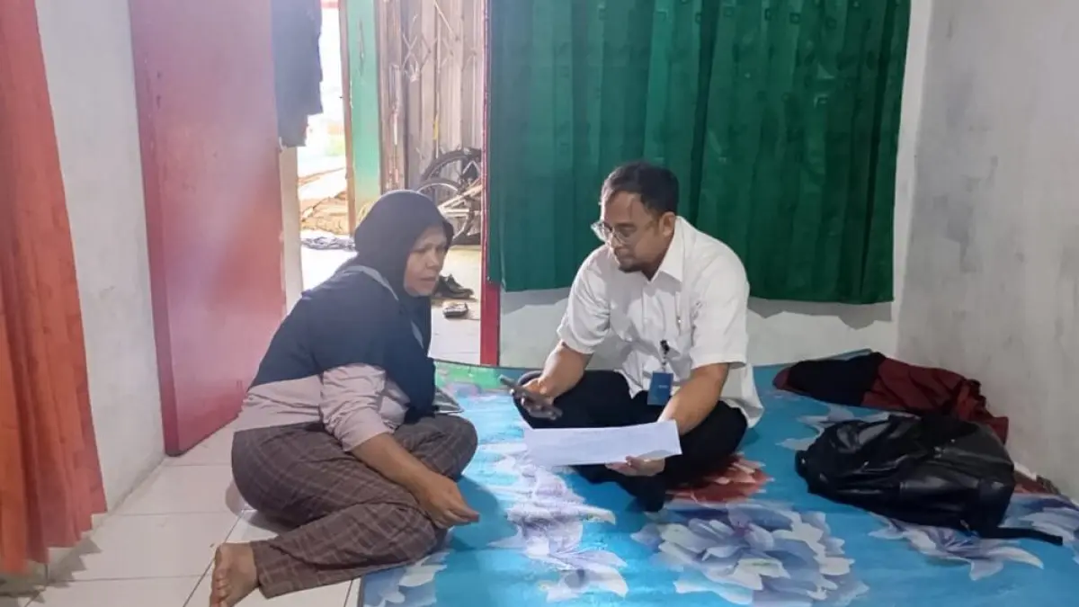 Ilustrasi: Petugas Dinas Sosial Kota Bogor saat melakukan pengecekan dan verifikasi data warga pada kegiatan pendataan tahun lalu. (Dok. Dinsos Kota Bogor)