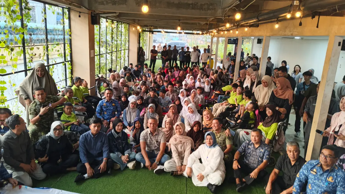 Kegiatan nonton bareng bersama anak yatim dan anak difabel di XXI BTM Bogor. (Fikri/Radar Bogor)