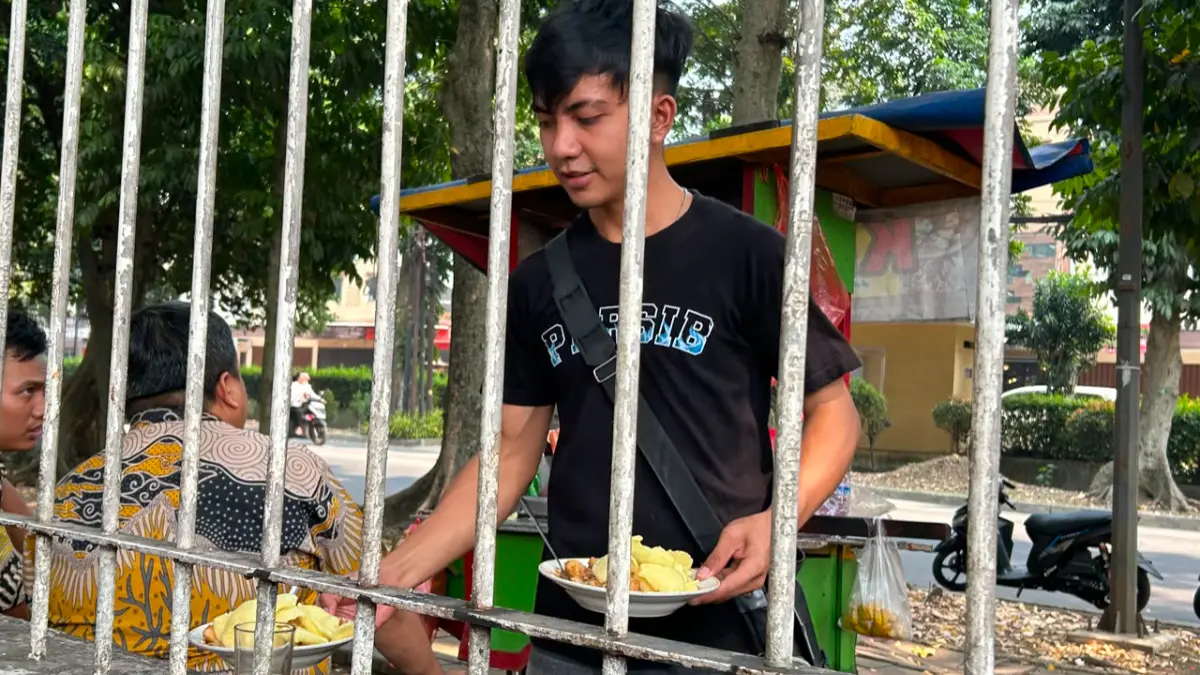 Kentany Harja, penjual ketoprak yang viral berkat aksi sliding pagar. (Fauzan/Radar Bogor)