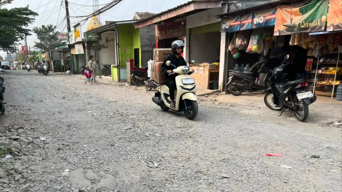 Kondisi Jalan Ciherang, Desa Ciherang, Dramaga, Kabupaten Bogor rusak akan diperbaiki tahun 2026. (Septi/Radar Bogor)