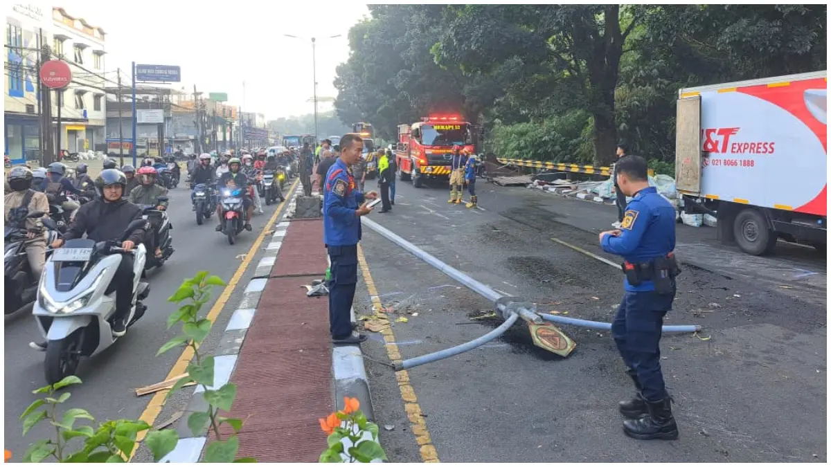 Kondisi lokasi kecelakaan truk box di Jalan Raya Bogor. (Foto: Radar Bogor)