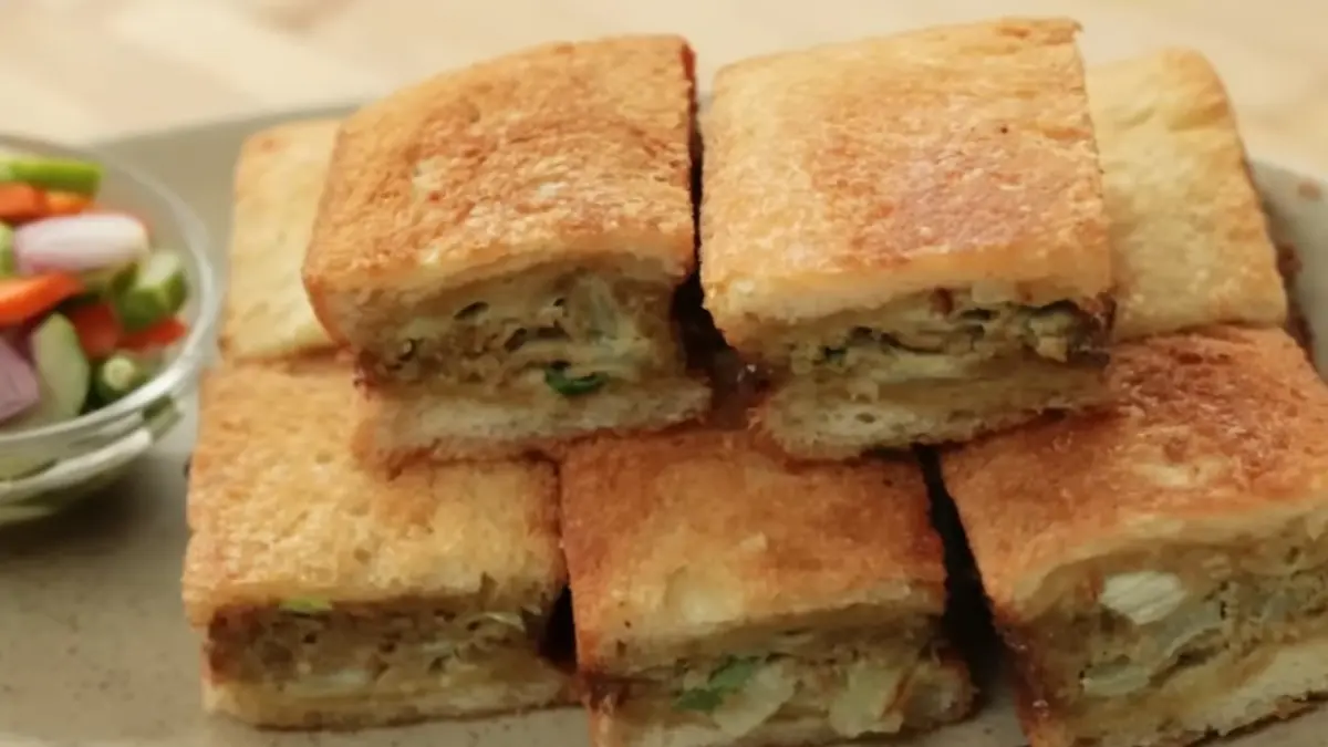 Martabak Telur Roti Tawar. (Foto: YouTube Devina Hermawan)