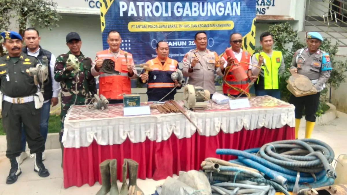 Patroli gabungan PT Antam Tbk UBPE Pongkor menutup sebanyak 20 akses Penambang Emas Tanpa Izin (PETI) di kawasan Izin Usaha Pertambangan (IUP) Pongkor, Nanggung. (Dok. Antam)