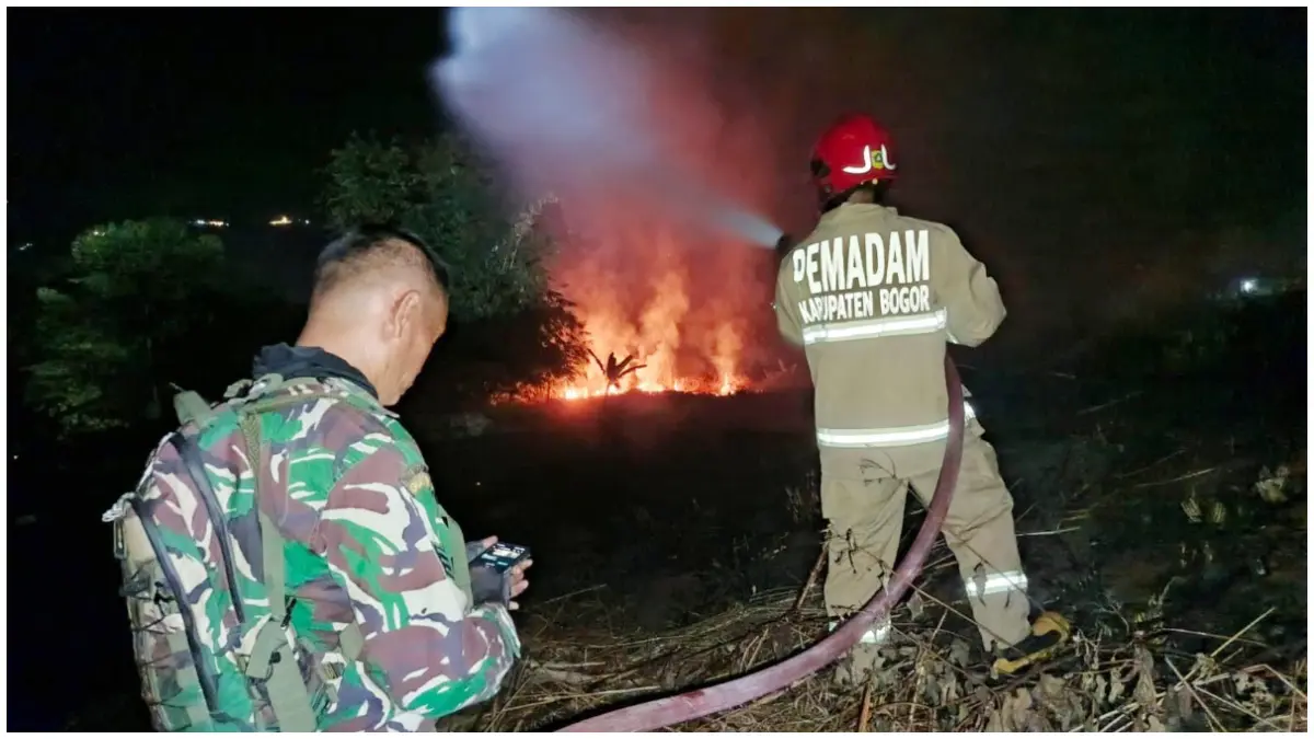 Petugas Damkar saat memadamkan lahan  yang terbakar di Desa Sukaharha, Kecamatan Sukamakmur, Kabupaten Bogor. (Foto: Damkar for Radar Bogor)