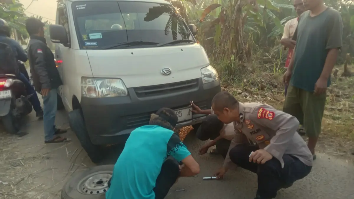 Polisi dan warga memeriksa penemuan mobil di Kampung Ciherang, RT 03/RW 04, Desa Tamansari, Kecamatan Rumpin, Kabupaten Bogor, Jumat (17/7). (Nasir/ Radar Boigor)