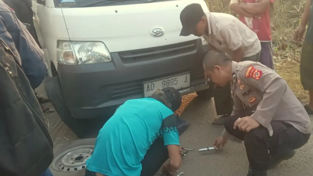 Polisi mengecek kondisi mobil yang ditemukan di Rumpin, Kabupaten Bogor, Jumat (17/7/2026).  (Nasir/ Radar Bogor)