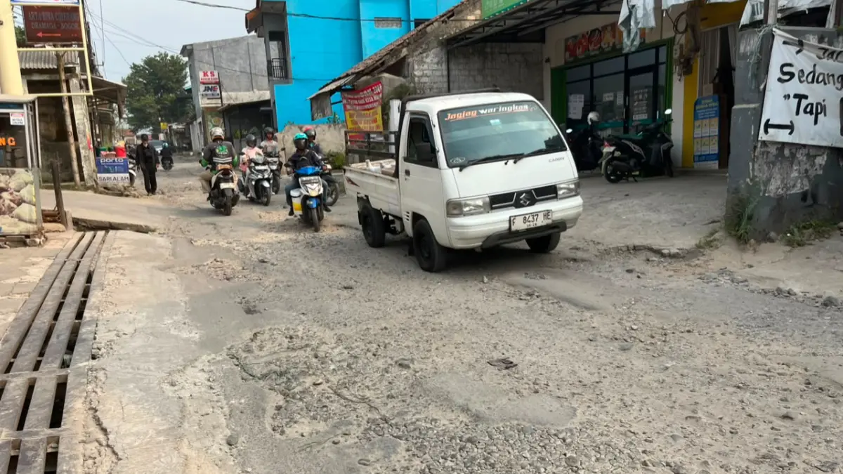 Sekretaris Komisi III DPRD Kabupaten Bogor Hasani memastikan perbaikan Jalan Ciherang, Desa Ciherang, Dramaga terealisasi di tahun 2026 ini. (Septi/Radar Bogor)