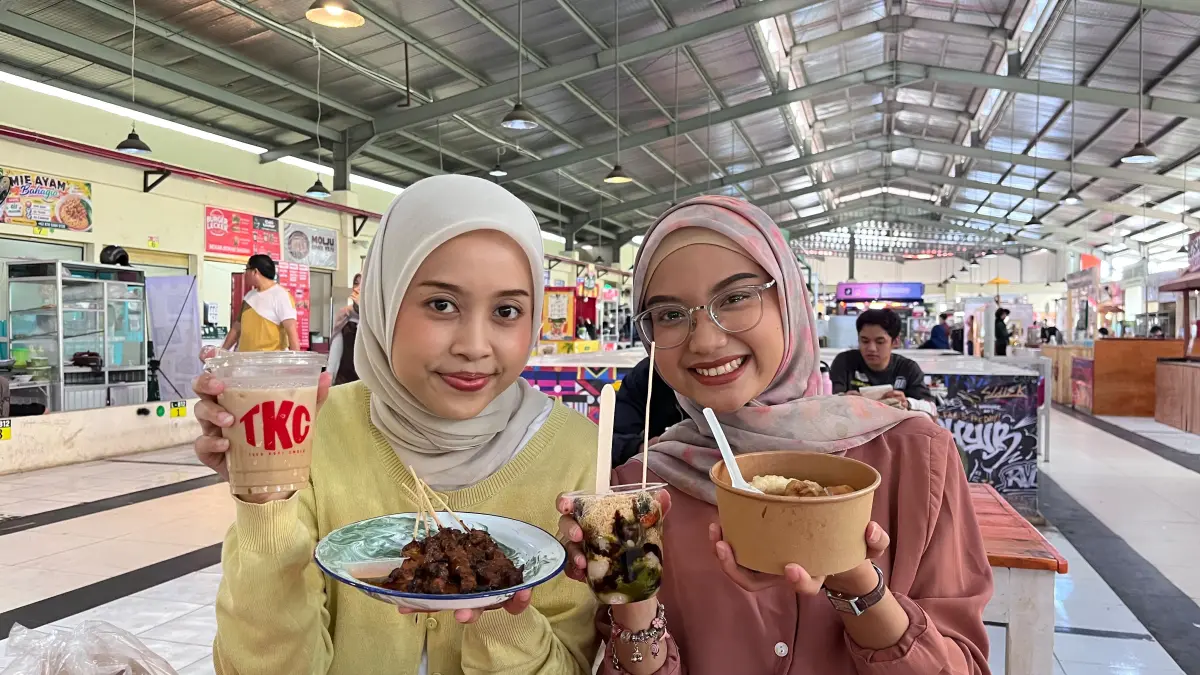 Tim Radar Bogor saat menyusuri Pusat Kuliner di Pasar Jambu Dua (Dzikry/Radar Bogor)