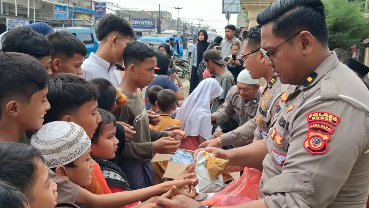 Warga mengantre pembagian Jumat berkah didepan Mapolsek Citeureup, Kecamatan Citeureup, Kabupaten Bogor, Jumat, 17 Juli 2026. (Muhammad Ali/Radar Bogor)