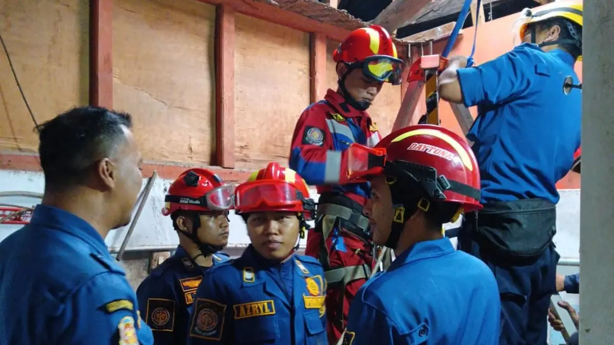 Damkar saat melakukan evakuasi kakek tercebur sumur di Desa Karihkil, Kecamatan Ciseeng, Kabupaten Bogor, Sabtu, 18 Juli 2026. Foto: Damkar for Radar Bogor