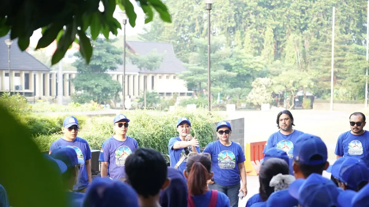 DPC Partai Demokrat Kota Bogor saat menggelar aksi bersih-bersih di Alun-Alun Kota Bogor. (Demokrat Kota Bogor)