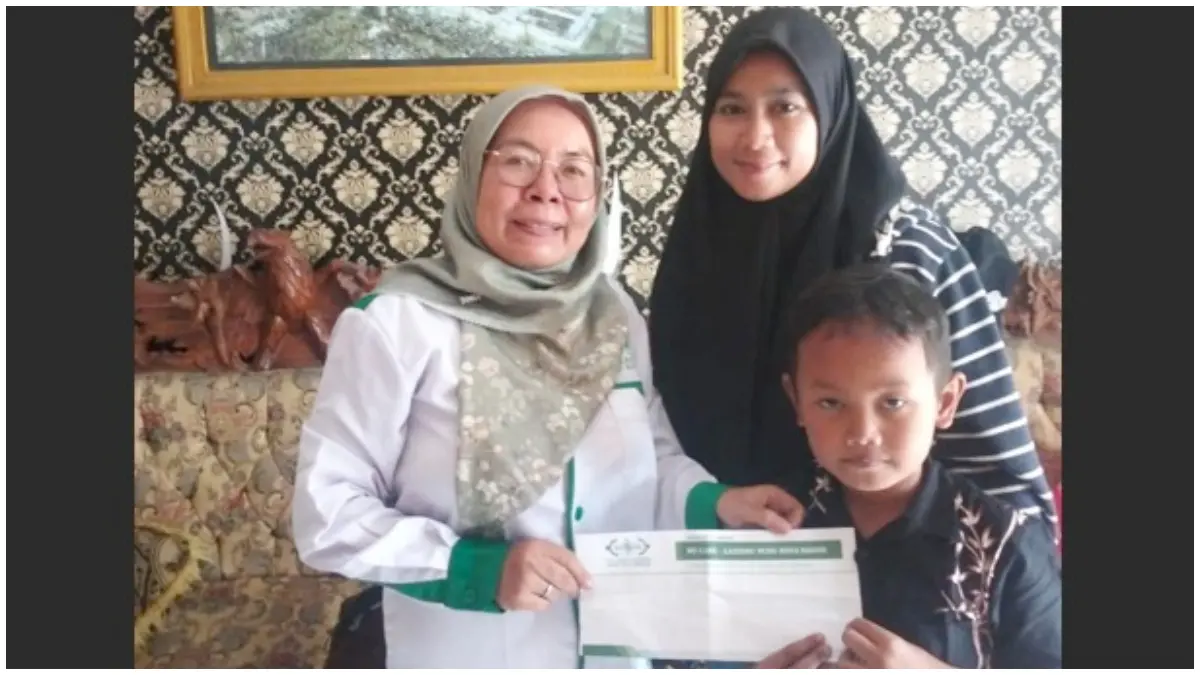 LAZISNU PCNU menyalurkan perlengkapan sekolah kepada seorang anak yatim di Kota Bogor.