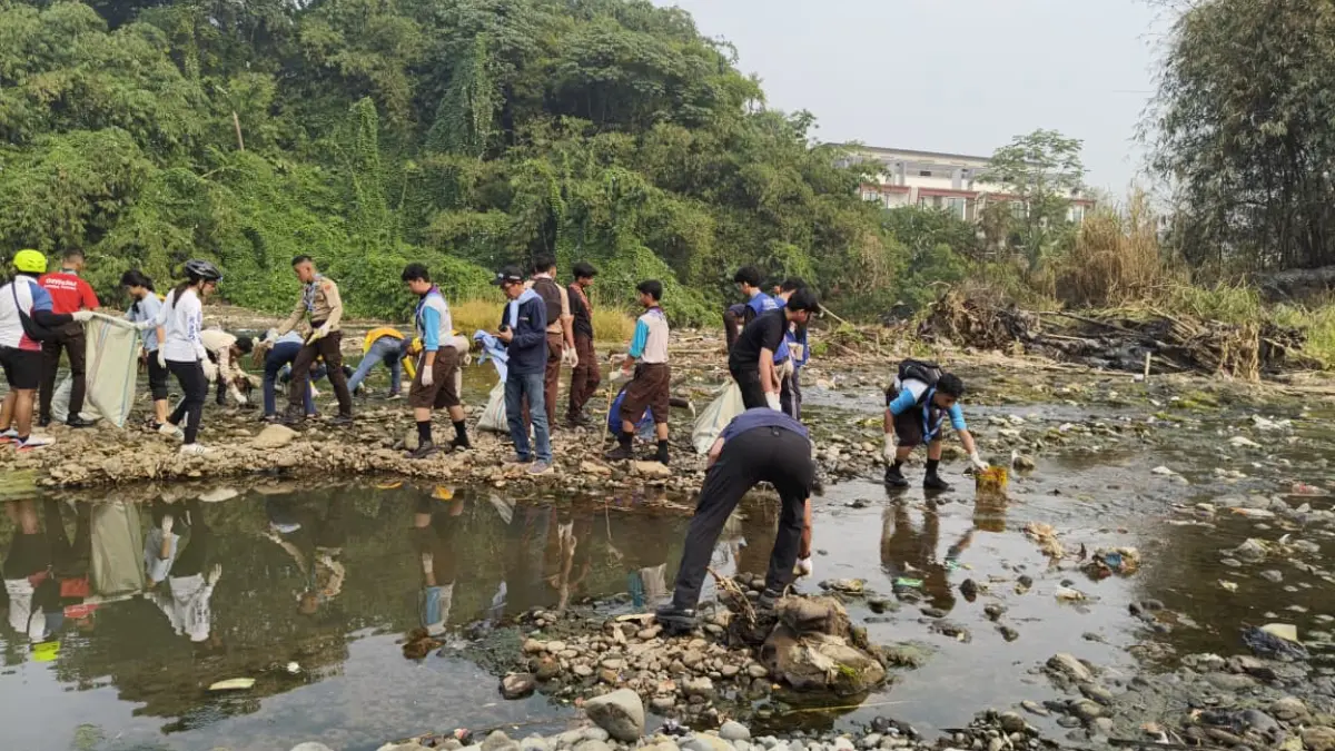 Pemerintah Kota (Pemkot) Bogor menggelar aksi bebersih Sungai Ciliwung di Kampung Bebek. Foto: Fikri/Radar Bogor