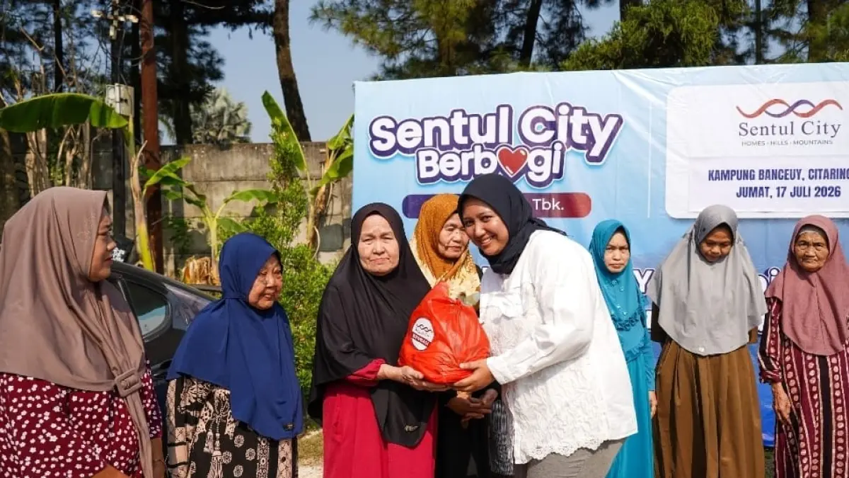 Penyaluran bantuan paket sembako dari Sentul City kepada masyarakat Kampung Banceuy, Desa Citaringgul, Kecamatan Babakan Madang, Kabupaten Bogor, Jumat 17 Juli 2026.