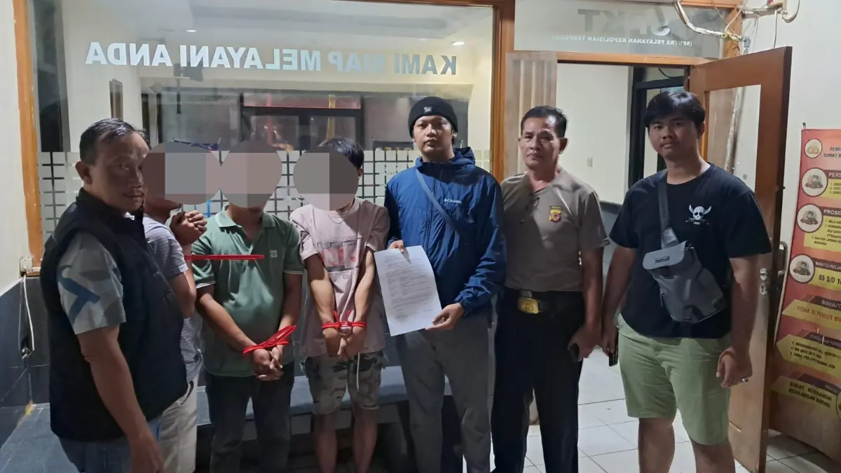 Polsek Gunung Putri saat mengamankan tersangka peredaran narkoba di Kecamatan Gunung Putri, Kabupaten Bogor. Foto: Polsek for Radar Bogor
