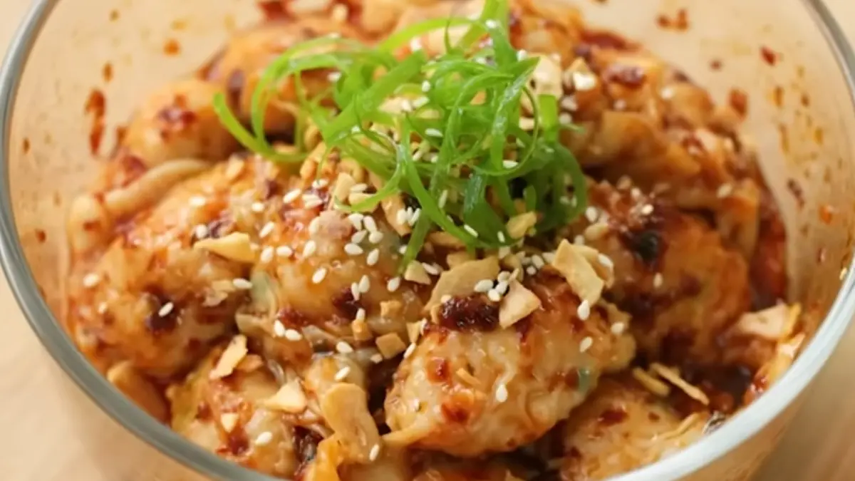 Resep pangsit chili oil. (Foto: YouTube Devina Hermawan)
