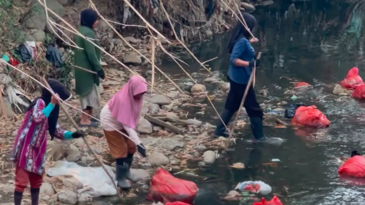Warga Babakan Madang Bogor bersama Sentul City bersihkan sampah di Sungai Citaringgul. Foto: Dok Sentul City