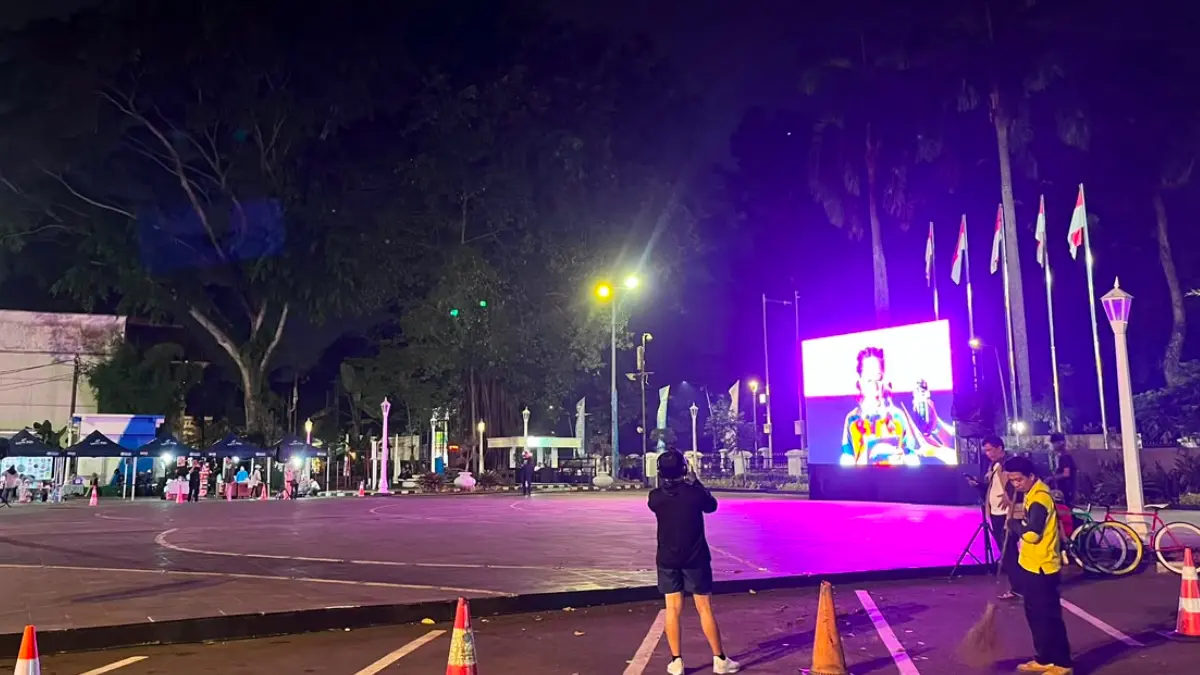 Persiapan nobar final Piala Dunia 2026 di halaman Plaza Balaikota Bogor. (Dzikry/Radar Bogor)