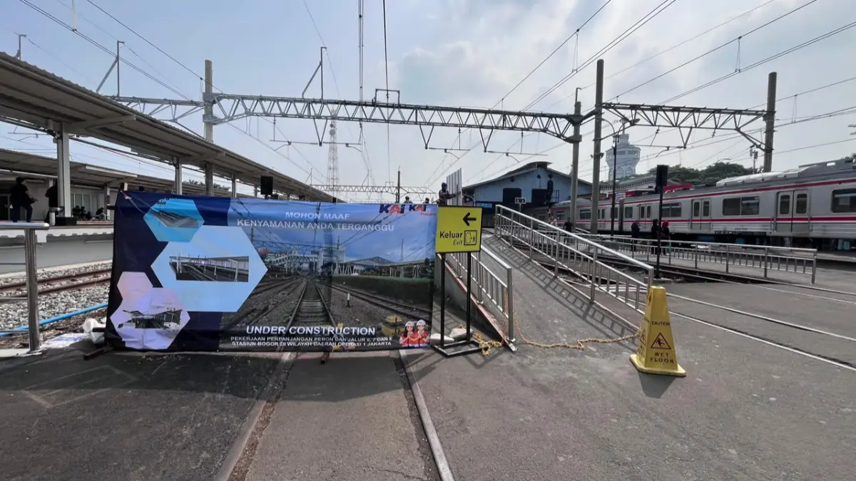 Progres pemasangan kanopi di peron 4 dan 5 Stasiun Bogor. (Fauzan/Radar Bogor)