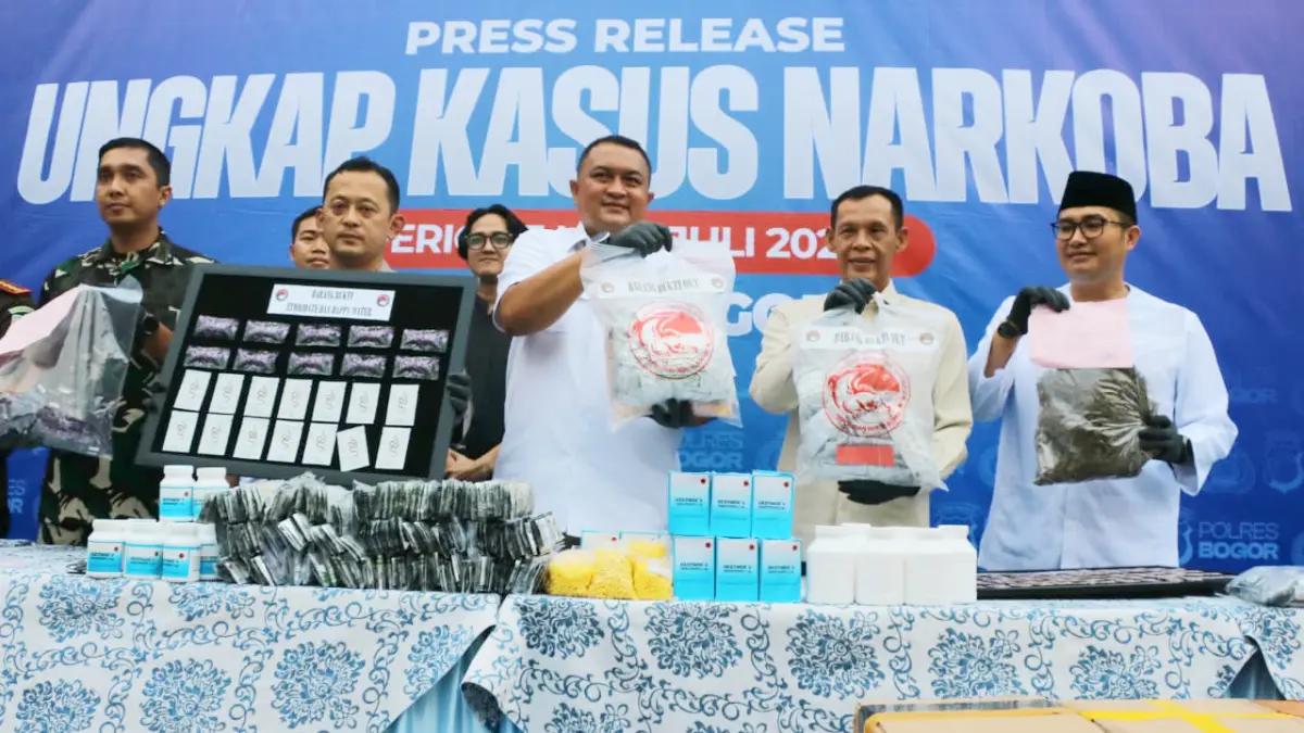 Kapolres Bogor AKBP Wikha Ardilestanto bersama Dandim 0621/Kabupaten Bogor saat ini adalah Letkol Inf. Rizal Dwijayanto, Bupati Bogor Rudy Susmanto, Wakil Bupati Bogor Ade Ruhandi serta Ketua DPRD Kabupaten Bogor Sastra Winara saat ungkap kasus peredaran narkoba di Mapolres Bogor. (Hendi Novian/Radar Bogor)