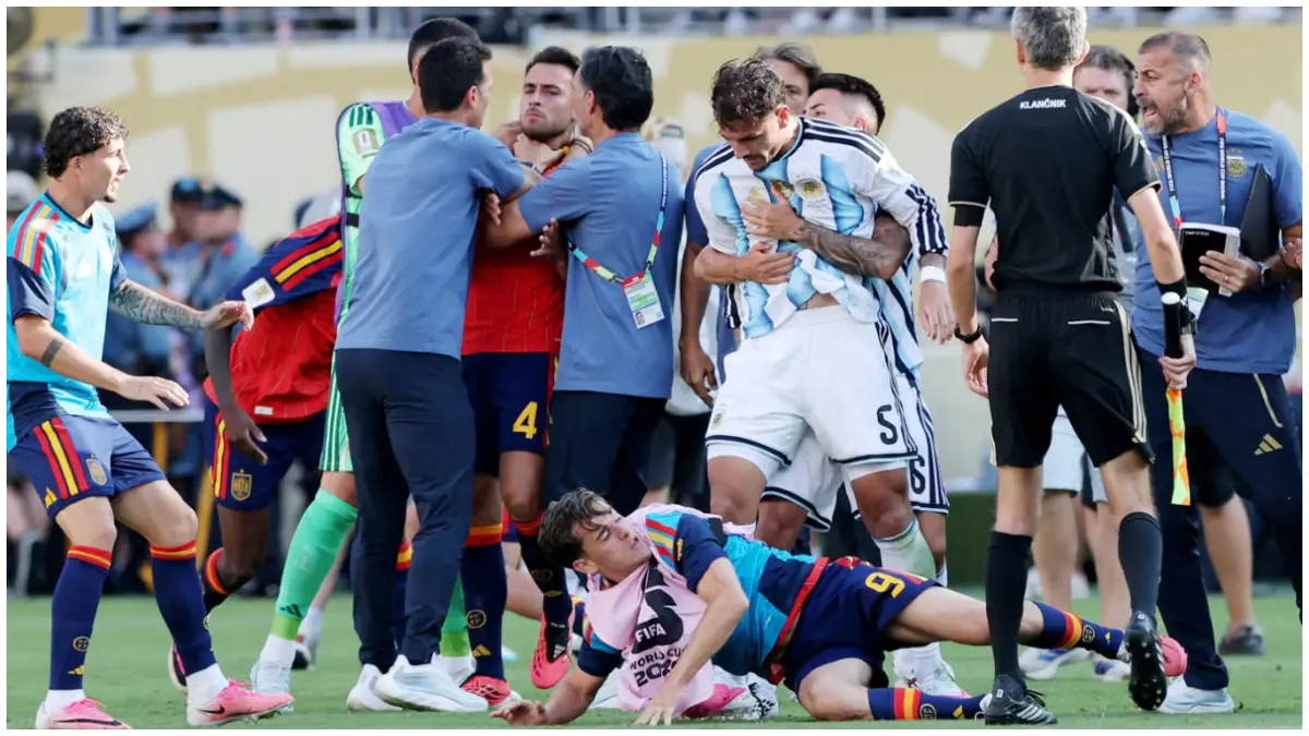 Kericuhan antara pemain Argentina dan Spanyol usai Final Piala Dunia 2026.