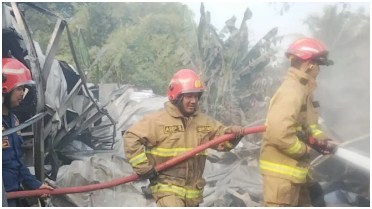Petugas Disdamkarmat Kabupaten Bogor saat pemadaman api di gudang sparepart, Tajur Halang, Kabupaten Bogor. (Foto : Disdamkarmat for Radar Bogor)