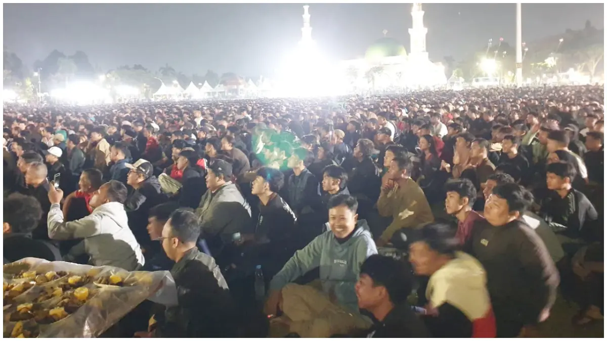 Ribuan masyarakat saat menyaksikan nobar final piala dunia di Alun-Alun Tegar Beriman. (Foto : Billy/Radar Bogor)