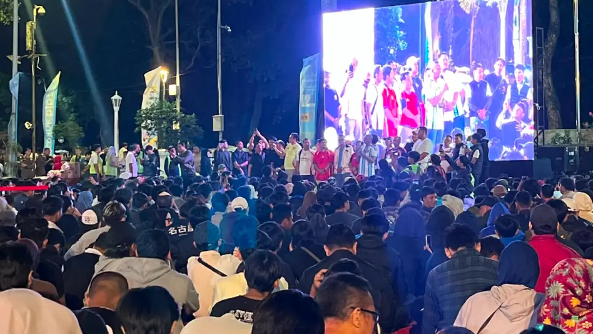 Suasana nonton bareng (noba) final Piala Dunia 2026 di Plaza Balai Kota Bogor, Senin, 20 Juli 2026 dini hari turut dihadiri Wakil Wali Kota Bogor Jenal Mutaqin. (Dzikry/Radar Bogor)