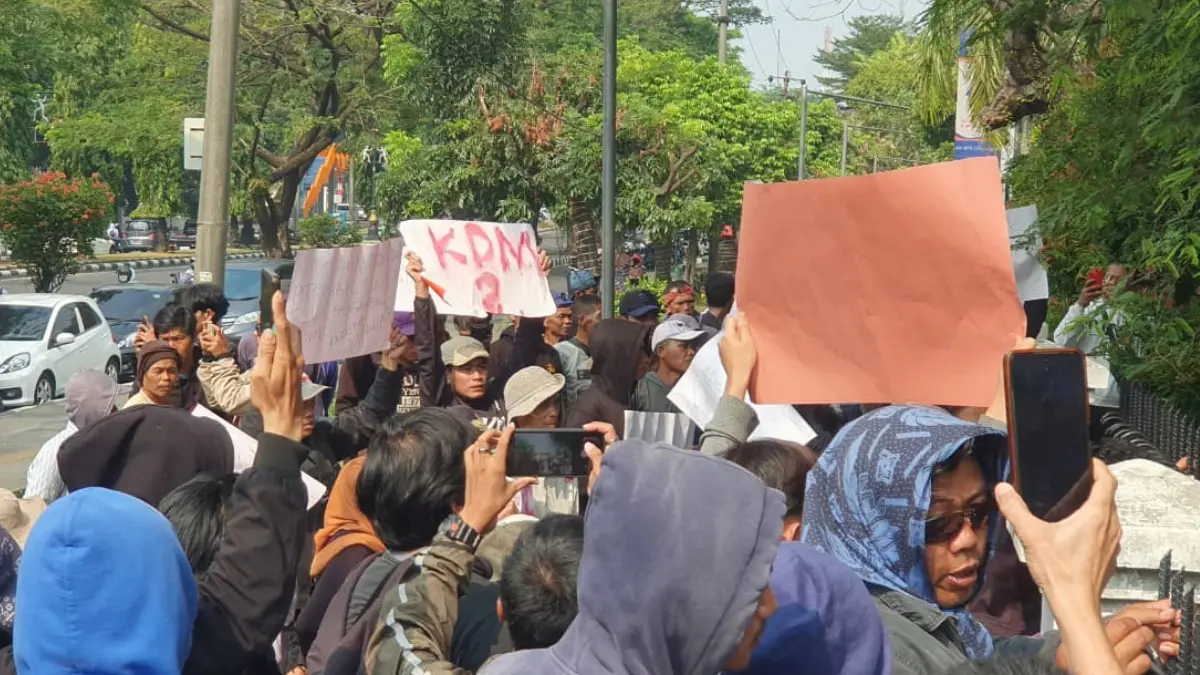 Warga yang tergabung dalam Aliansi Masyarakat Bogor Peduli Lingkungan menggelar aksi demonstrasi di Kantor ATR/BPN Kabupaten Bogor. (Hendi Novian/Radar Bogor)