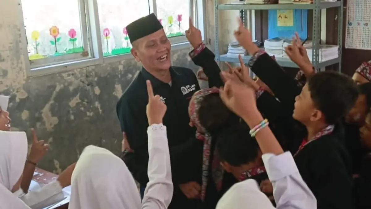 Anggota DPRD Kabupaten Bogor Fraksi PAN, Usep Nukliri mengunjungi SDN Cadas Leueur, Desa Bantarkaret, Kecamatan Nanggung. (Dok. Usep Nukliri)